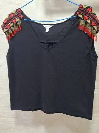 Camiseta negra con detalle abalorios