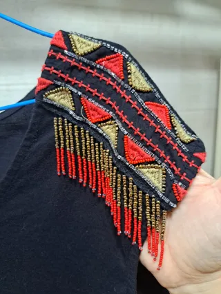 Camiseta negra con detalle abalorios