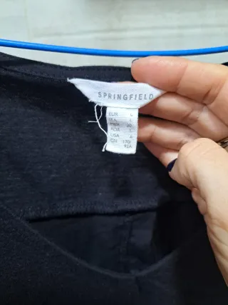 Camiseta negra con detalle abalorios