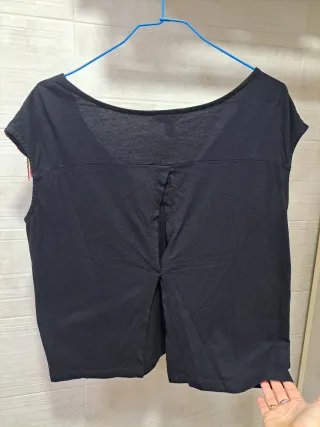 Camiseta negra con detalle abalorios