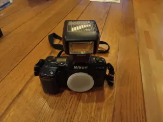 Cámara Nikon F-601 M con Flash SB 23