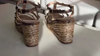 Sandalias cuña con tachas doradas.
