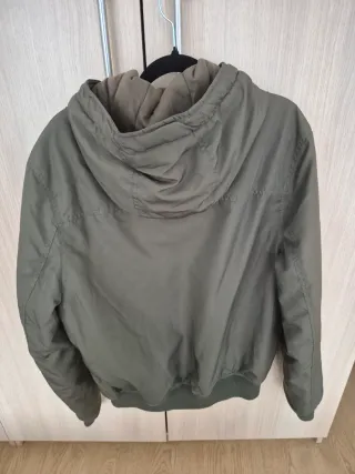 Chaqueta bomber verde con capucha
