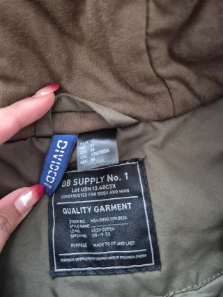 Chaqueta bomber verde con capucha