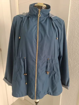 Gabardina mujer azul con detalles dorados
