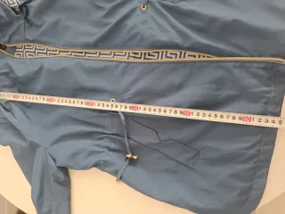 Gabardina mujer azul con detalles dorados