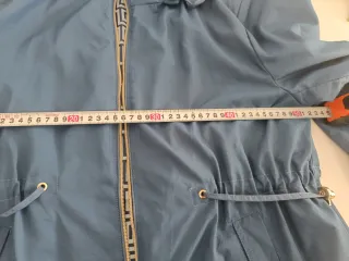 Gabardina mujer azul con detalles dorados