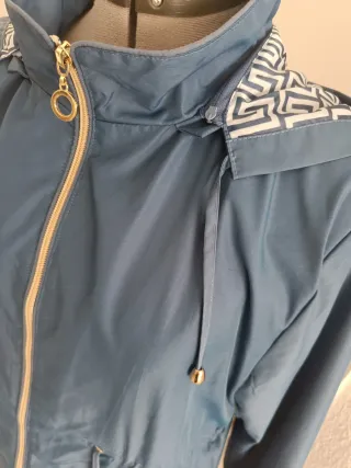 Gabardina mujer azul con detalles dorados