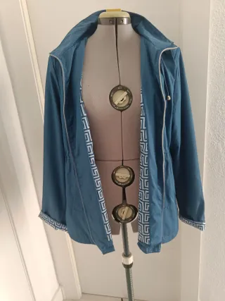 Gabardina mujer azul con detalles dorados