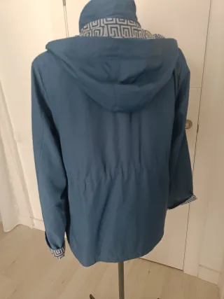 Gabardina mujer azul con detalles dorados