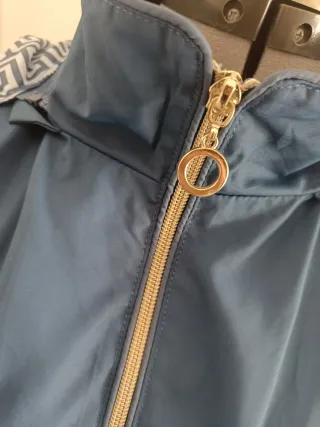 Gabardina mujer azul con detalles dorados