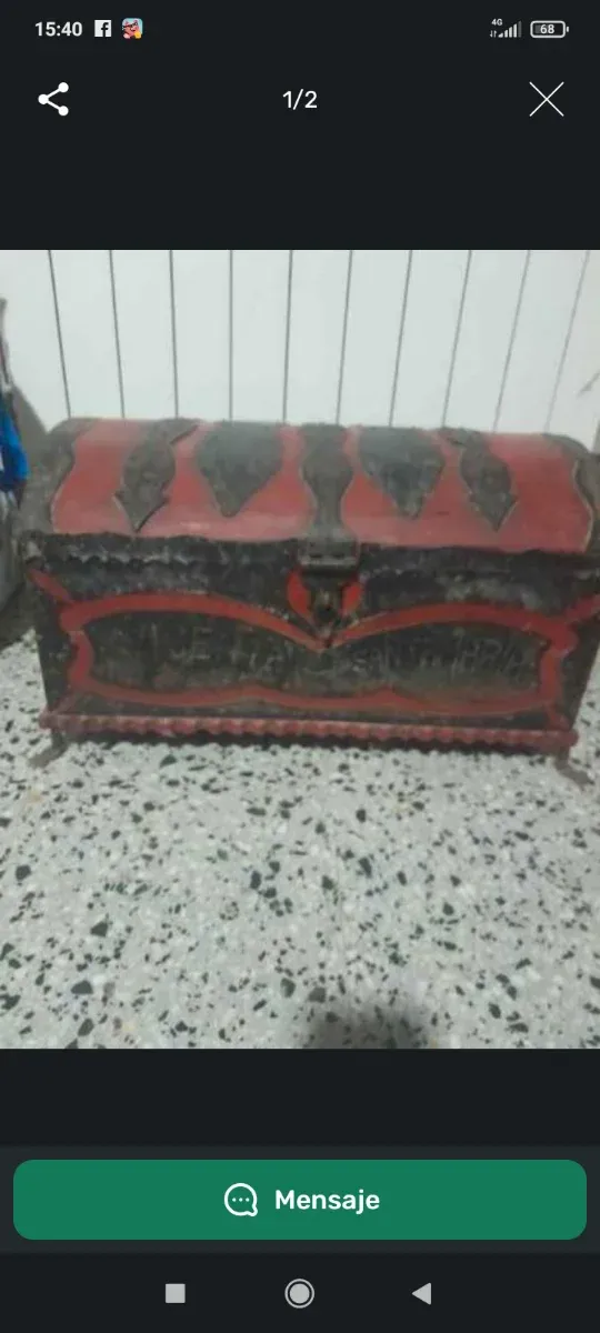 Cofre antiguo estilo medieval vivo en Barcelona