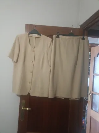 Traje blusa y falda beige