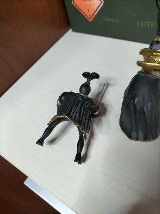 Figura de caballero medieval a caballo