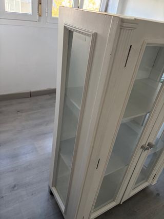 Vitrina de madera y cristal beige