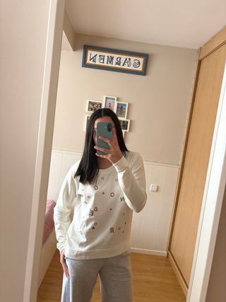 Sudadera blanca con letras doradas