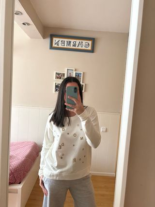 Sudadera blanca con letras doradas