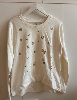 Sudadera blanca con letras doradas