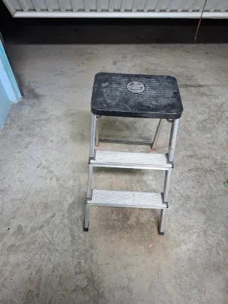 Escalera plegable 2-3 peldaños unas 20 otras 30