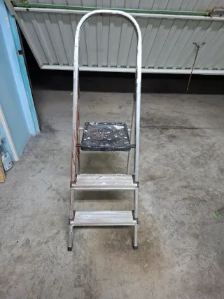 Escalera plegable 2-3 peldaños unas 20 otras 30