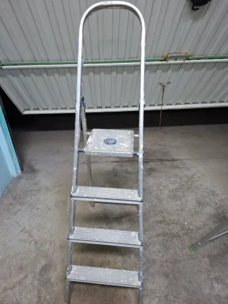 Escalera plegable 2-3 peldaños unas 20 otras 30