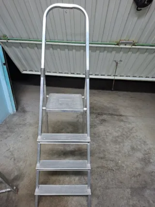 Escalera plegable 2-3 peldaños unas 20 otras 30