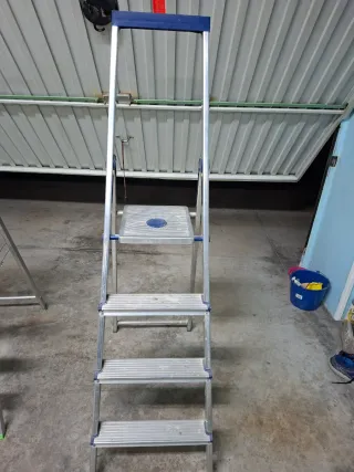 Escalera plegable 2-3 peldaños unas 20 otras 30