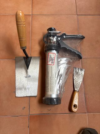 Pistola de silicona y espátula