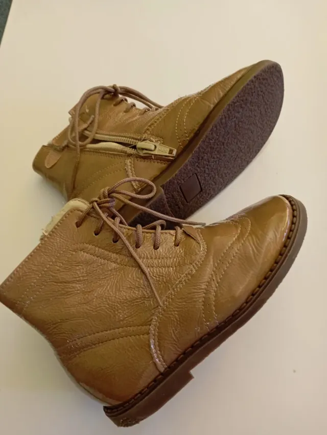 Botas marrones claras charol talla 26. NUEVAS.