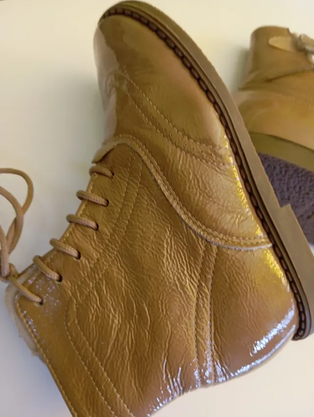 Botas marrones claras charol talla 26. NUEVAS.