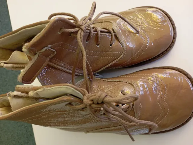 Botas marrones claras charol talla 26. NUEVAS.