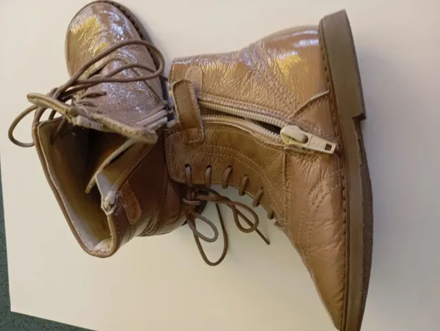 Botas marrones claras charol talla 26. NUEVAS.