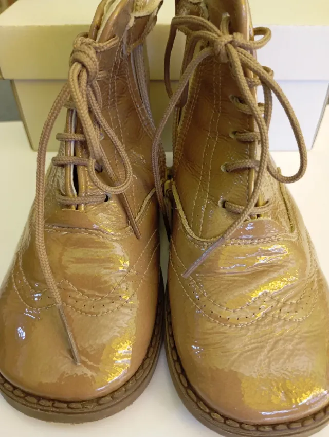 Botas marrones claras charol talla 26. NUEVAS.