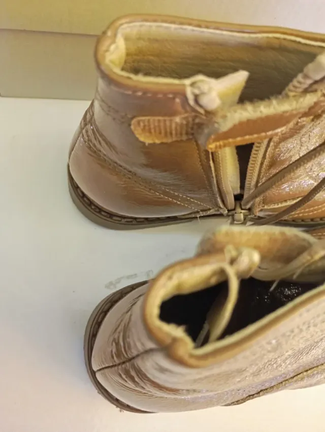 Botas marrones claras charol talla 26. NUEVAS.