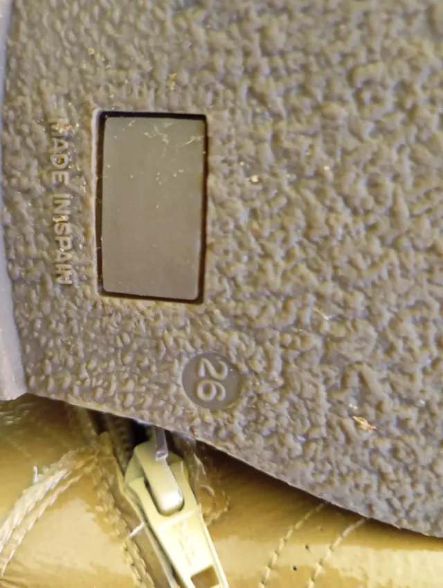 Botas marrones claras charol talla 26. NUEVAS.