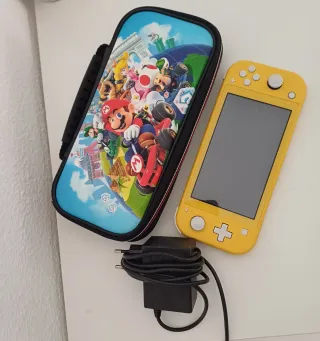 Nintendo Switch Lite + Custodia Mario Kart + Gioco