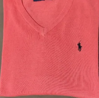 Jersey cuello pico rosa, no es de marca