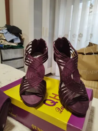 Conjunto bolso, zapatos y tocado morado