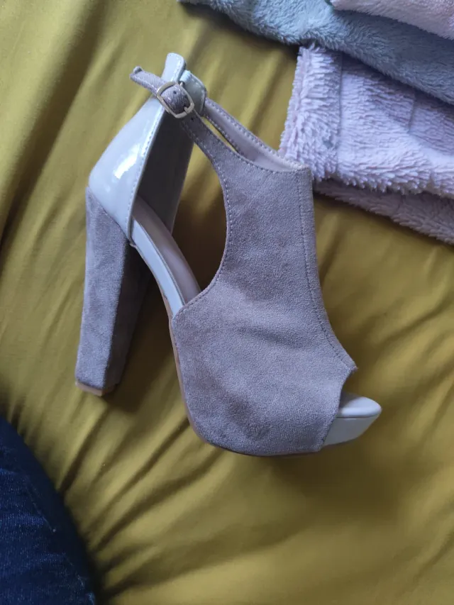 Zapatos de tacón beige