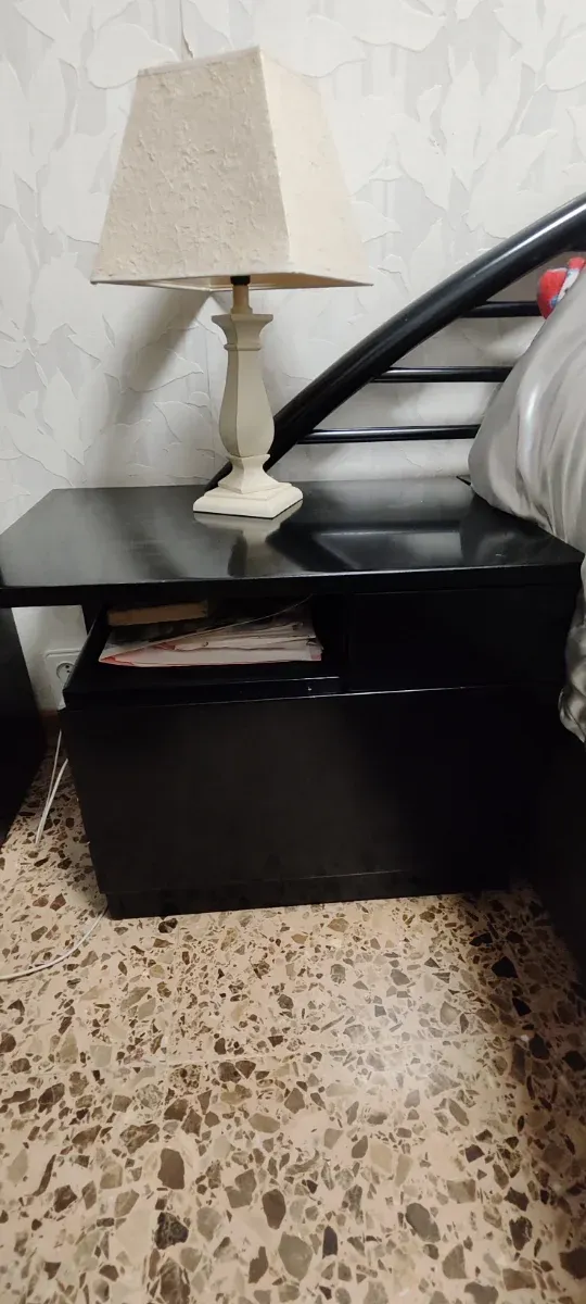 2 Mesitas de Noche Negras con Cajón