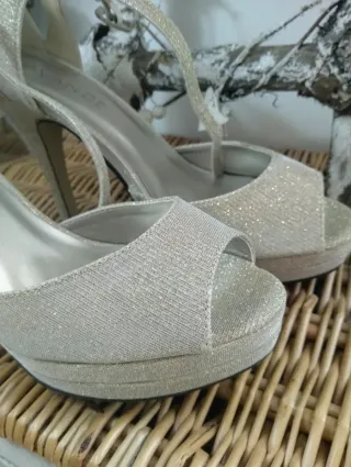 Zapatos de fiesta dorados usados en una ocasión