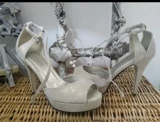 Zapatos de fiesta dorados usados en una ocasión