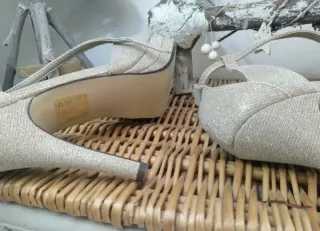Zapatos de fiesta dorados usados en una ocasión