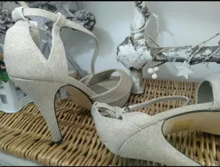 Zapatos de fiesta dorados usados en una ocasión