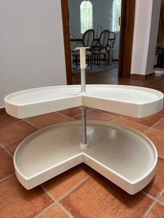 Bandejas giratorias de plástico duro para mueble .