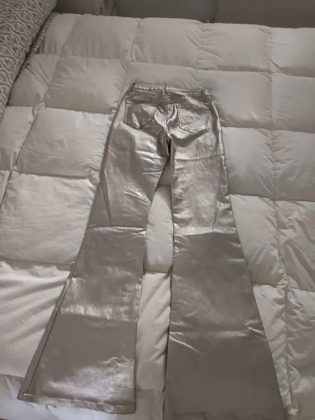 Pantalón flare dorado