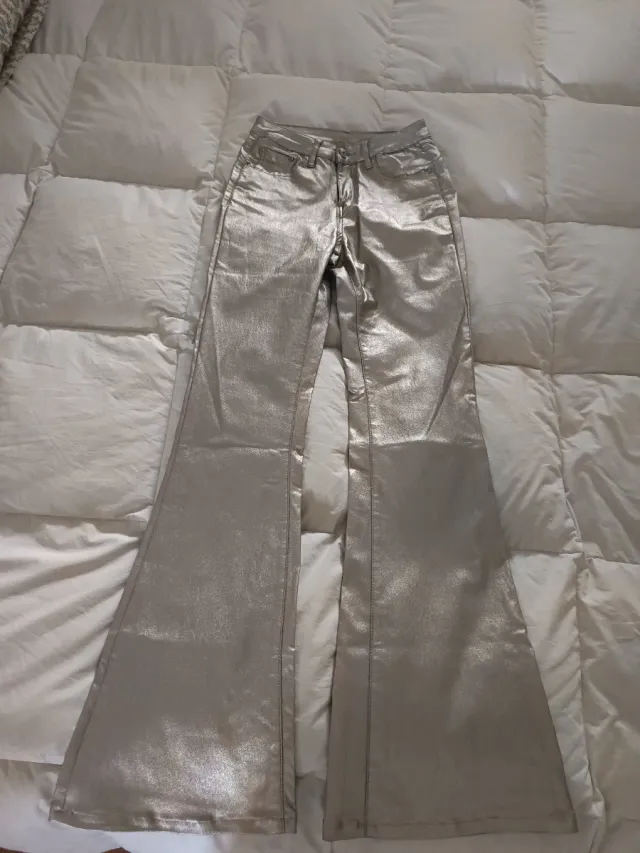 Pantalón flare dorado