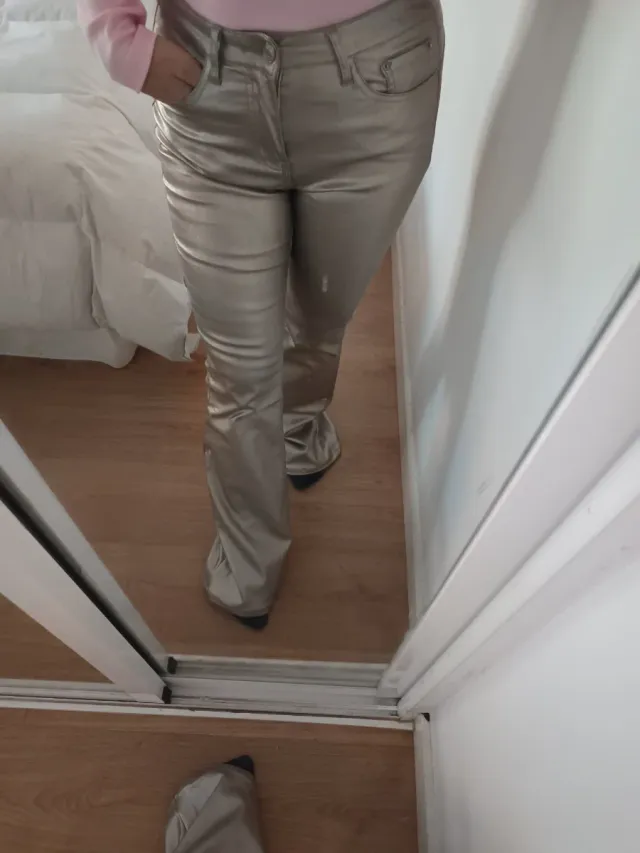 Pantalón flare dorado