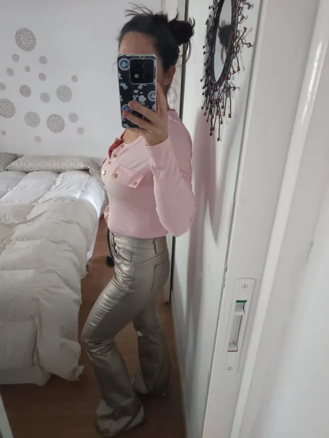 Pantalón flare dorado