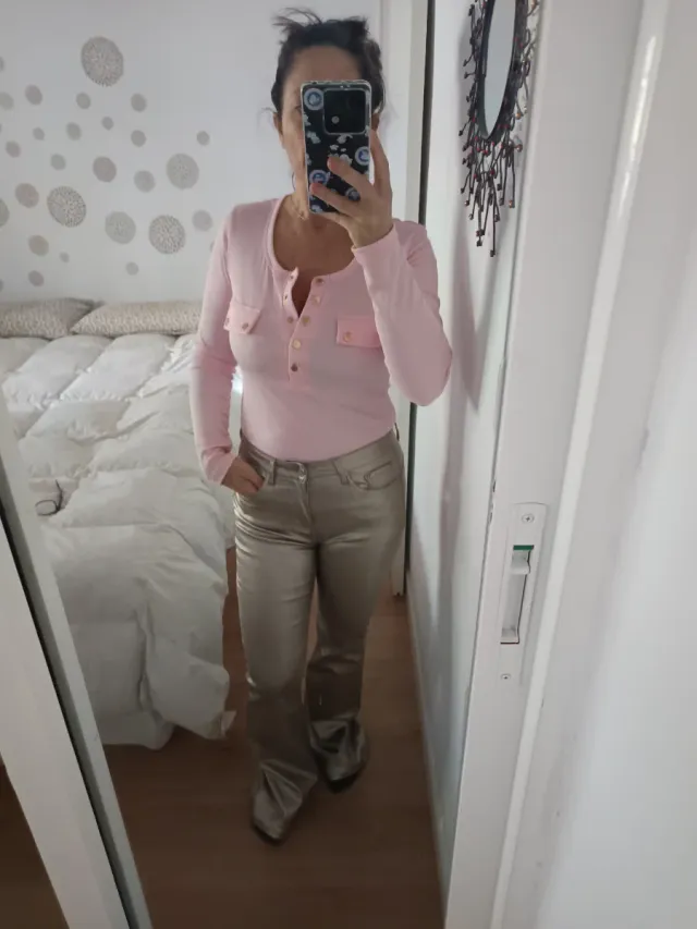 Pantalón flare dorado